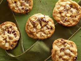 Scopri ricette, idee per la casa, consigli di stile e altre idee da provare. Trisha Yearwood S White Chocolate Cranberry Cookies 12 Days Of Cookies Fn Dish Behind The Scenes Food Trends And Best Recipes Food Network Food Network