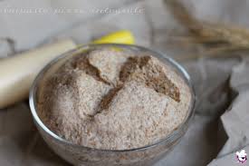 Quella che andremo a preparare è una pizza in teglia ben alveolata, molto digeribile grazie ad una maturazione di 24 ore in frigo. Impasto Pizza Integrale Ricetta Bonci