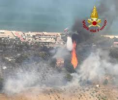 We would like to show you a description here but the site won't allow us. Maxi Incendio A Catania Panico In Citta Bagnanti Evacuati Con Le Motovedette Ilgiornale It