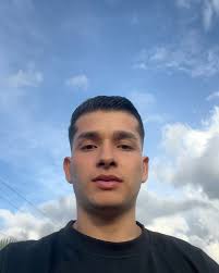 🌿⚫️, •, •, •, •, #model #verde #negro #naturaleza #paisaje #atardecer  #crepusculos #brqto #selﬁe #boys #love