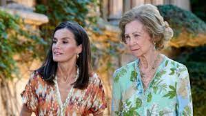 La foto que todos esperábamos: Letizia Ortiz y la reina Sofía liman  asperezas y se toman de la mano