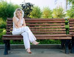 Looks like your browser's a bit out of date. Junge Frau Sitzt Auf Der Bank In Stock Bild Colourbox