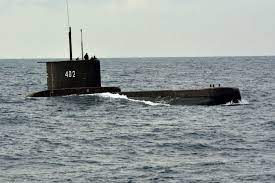 Antara bukti yang dikumpulkan daripada permukaan laut di mana kapal selam itu dilaporkan hilang termasuk span daripada kepingan penebat haba, sebotol minyak. Z5udqiybnf9upm