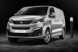 Le peugeot expert est un véhicule utilitaire classique léger qui est offert en combi ou en fourgon par le producteur d'eurovans qui fabrique aussi. Peugeot E Expert Le Peugeot Expert Passe En Mode 100 Electrique