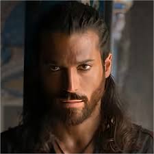 Le competenze acquisite durante gli studi in Giurisprudenza lo hanno reso  un artista disciplinato e determinato, in grado di affrontare con  responsabilità le sfide del mondo dello spettacolo. " Questa è la