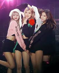 Jun 16, 2021 · dos de los fandoms más grandes en todo el mundo están perdiendo la cabeza con el rumor acerca de una colaboración entre blackpink y taylor swift, la cual, aunque no ha sido confirmada oficialmente, resuena en redes sociales. Blackpink Jisoo And Jennie And Lisa Novocom Top