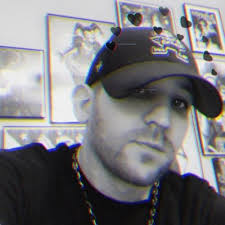 Daniel Romanski (@UrMomsOnTinder_)