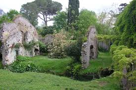 It is rectangular in shape and covers about 1.8 km². Der Garten Von Ninfa Magazin Dlt Travel