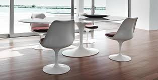 The saarinen oval dining table by knoll was a revolutionary modern dining table because it stood in such stark contrast to the pedestal tables that came before eero saarinen's elegant design. Knoll International Saarinen Oval Dining Table By Eero Saarinen 1955 1957 Designer Furniture By Smow Com