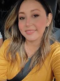 Me gustaron todas así que las subí😜🎤🎥✨ Foto 1. Así vivo riendo de la  nada Foto 2. Preguntando si así estoy bien jaja Foto 3. Viendo el 🌳 (Gad  no nos hizo