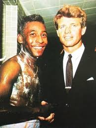 Soccer Legend Pele With Robert F Kennedy Rio De Janeiro 1965 500 X 666 Source Https Reddit Com R Historyporn C In 2020 Pele Historical Pictures History Photos