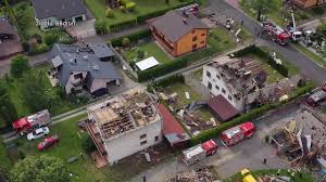 Trąba powietrzna, jaka przeszła w weekend przez kaniów na śląsku, wyrządziła ogromne szkody. Traba Powietrzna Zrywala Dachy 08 06 2020 Youtube