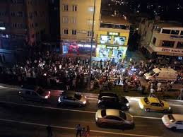 Onların önderi olan these'nin de, amazon kadını smyrna ile evlenip yöresine onun adını verdiği ve i̇zmir'in adının da smyrna'dan geldiği en çok kabul edilen görüştür. Duzenin Turkiye Ye Vaadi Ulke Yangin Yeri Her Yerde Saldirilar Var Sol Haber