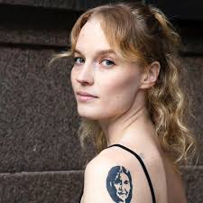 STOCKHOLMS INTERNATIONELLA POESIFESTIVAL 2023! Onsdagen den 6/12 på  Scalateaterns Stora scen. Välkomna till en kväll i diktens tecken, där vi  leker, skevar och queerar. Medverkande: Somaya El Sousi (Palestina), Julian  Talamantez Brolaski (