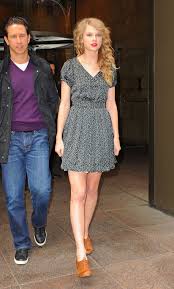 Leaving The Sirius Xm Building New York May 2 2011 Taylor Swift Dress Taylor Swift Street Style Taylor Swift Casual