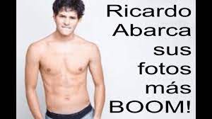 Ricardo abarca desnudo