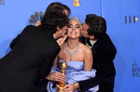 Lady gaga recibió de las manos de taylor swift e idris elba el trofeo junto a anthony rossomando, andrew wyatt y mark ronson, coautores de la premiada canción. Lady Gaga On Golden Globes Shallow Win See Her Message Billboard Billboard