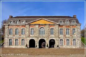 La Porte De Mons A Maubeuge Nord La Photo Est Prise A L Interieur De La Cite Cette Porte Est Similaire A La Porte Roy Ville France Portes Et France