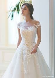 This Classic Wedding Dress From Sonyunhui Featuring Delicate Blooming Lace Detailing Is So Incre Classic Wedding Dress Wedding Dresses Romantic Wedding Dresses