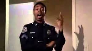 En son good advice (2001) filminde bir evsizi canlandıran oyuncu 78 yaşında ve ekranlardan uzak bir hayat sürüyor. Michael Winslow Polis Akademisi Youtube