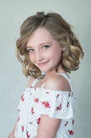 My niece Payton turned 11 this year. For her birthday, I told her that we  could get her girls together for a little photoshoot and some "light"  makeup (and it was light,