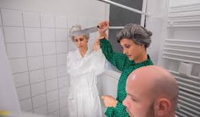 Youtubeon van fent egy rövid klip, ahol hallhatod a fõcímzenét, ha az segít, azt hiszem osvárt andrea, tea, ezt kell beírni. Magyar Szinesznok Egymas Kezebe Adjak Hitchcock Konyhakeset Magazin Filmhu