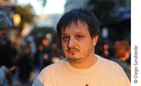 Una novela enviada por SMS: entrevista a Daniel Riera por su novela "La  menor"