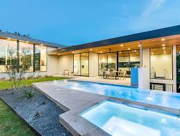 Dazzling House In Austin Texas Lets The Family Enjoy An Indoor Outdoor Lifestyle 10 Stunning Homes Houses In Austin Architecture Courtyard House