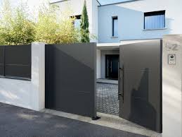 Des Kostum Sur Mesure Pour Que Vos Exterieurs S Ajustent A Votre Style De Vie Entree Maison Moderne Portail Et Cloture Portail Maison