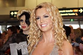 Britney spears er en amerikansk popsanger, skuespillerinde og entertainer, der har en nettoværdi af. Britney Spears Net Worth And Extreme Spending Habits Revealed Huffpost