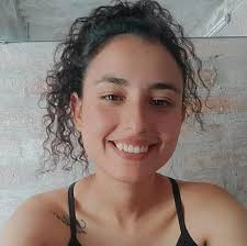 De pequeña soñaba con conocer a mi “príncipe azul”… decía que estaría con  un hombre alto, rubio, de ojos celestes y mil idealizaciones más. Hoy sé  que no es así, ya no