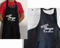 Delantales bordados personalizados de cocina con 2 bolsillos. Delantal Cocina Personalizado Con Nuestros Delantales Personalizados Seras Todo Un Chef Y Si Es Para Un Regalo Que Sepas Que Acertaras Seguro