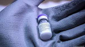 Aşı olmak konusunda tedirgin olan vatandaşlar ''biontech aşısı kısırlık yapar mı? Biontech Pfizer Asisinin Etkisi Israil De Kanitlandi Dunya Dw 15 02 2021