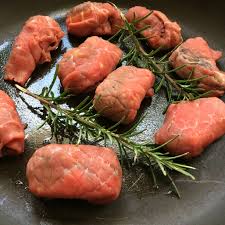 Schiacciate con carpaccio di manzo, rucola e sbrinz le schiacciate con carpaccio di manzo, rucola e sbrinz sono un finger food delicato e gustoso con carpaccio di manzo, pesto di rucola e sbrinz. Involtini Di Carpaccio Di Manzo Al Radicchio Blumirtillo