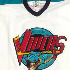 All autographs are clean and compare very favorably to the one pictured. Gordie Howe Game Used Detroit Vipers Jersey Six Decades Of Professional Hockey Nhl Auctions