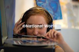 40030445-The UCLan MA Art Degree Show Artist Lisa Keegan-Hill with her  sculpture of Gaia LEP-240209-104248001 LEP-240209-104248001_wlep news uclan  art 3008 07 nw