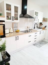 Cocina pequeña moderna alargada !! La Casa De Estilo Nordico Vintage De Letdecora Blanco Y De Madera Diseno De Interior Blanco Casa Estilo Nordico Cocinas De Estilo Rustico