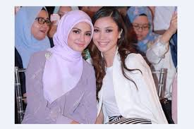 Syafiq kyle mengakui, teruja apabila hubungannya dengan pelakon jelita, zahirah macwilson mendapat 'lampu hijau' daripada bapa gadis itu yang juga bintang veteran, zainol macwilson. Like Twins Dikata Punya Iras Dan Pesona Macam Fazura Ini Reaksi Zahirah Macwilson Media Hiburan