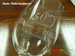 Las copas están fabricadas en resistente cristal tensionado y el grabado se realiza con láser. Copa De Vino Personalizada