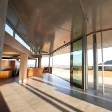 Algunos de los materiales del edificio anterior se utilizaron como pasarelas. 747 Wing House By Studio Of Environmental Architecture Dezeen