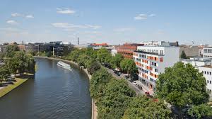 In mitte, in der mitte berlins, dort wo heute nur noch bruchteile der damaligen berliner mauer vorhanden sind, ist das alltägliche leben bequem und preiswert. Studentenwohnung Berlin Smartments Student