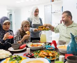 Zeker is dat het suikerfeest draait om verbinding en het samenzijn met vrienden en familie. Feest Eid Al Fitr Suikerfeest Tropenmuseum In Amsterdam