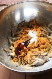 • 500 gr udang jerbung ukuran sedang • 1 lembar daun kunyit, ikat simpul • 2 lembar daun jeruk • 1 batang serai, memarkan • 1 ruas asam kandis • 200 ml santan cair • 200 ml santan kental. Resep Udang Goreng Kunyit Just Try Taste