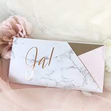 Bevor die einladungen zur hochzeit verschickt werden, muss das brautpaar sich überlegen, was es seinen wir empfehlen, professionelle paarfotos machen zu lassen, da die fotos, die auf hochzeitskarten gedruckt werden. Einladungskarte Hochzeit Lisette Rosa Marmor Und Geometric Design Weddix De