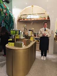 86 Champs Le Premier Concept Store L Occitane En Provence X Pierre Herme Soo Deco Concept Store Pierre Herme L Occitane