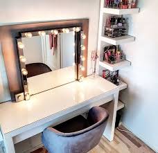 Meuble Coiffeuse Avec Miroir Lumineux Et Une Colonne Pour Ranger Son Maquillage Miroir Coiffeuse Idee Deco Toilettes Coiffeuse Meuble Moderne