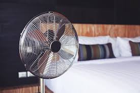 Mit jedem atemzug eines menschen erhält die umgebungsluft feuchtigkeit, die sich per kondensation an kühleren flächen niederschlägt. Was Kann Man Gegen Die Sommerhitze Im Schlafzimmer Tun Zuhause Bei Sam