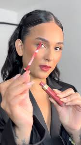 👄💄¿Buscas unos labios impactantes como los de  @danieladarcourtoficial?🔥¡Fácil! Lograrlo usando el Labial #PowerStay en  el tono Rosey Posey, con fórmula de larga duración que arrebatará miradas a  ...