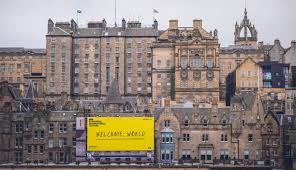 Het kasteel neemt een dominante plek in in de oude stad van edinburgh. Curious Yellow Fabrique Curious Yellow