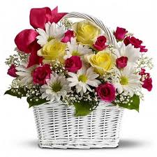 La composizione floreale di pasqua non deve essere eccessivamente grande, è possibile divertirsi anche con pochi fiori. ð—¦ð—¼ð—¿ð—½ð—¿ð—²ð˜€ð—® ð—½ð—¶ð—°ð—°ð—¼ð—¹ð—® Composizione In Cesto Con Rose Gialle Roserosse E Fiori Composizione Di Fiori Freschi Bouquet Di Fiori Mazzo Di Fiori